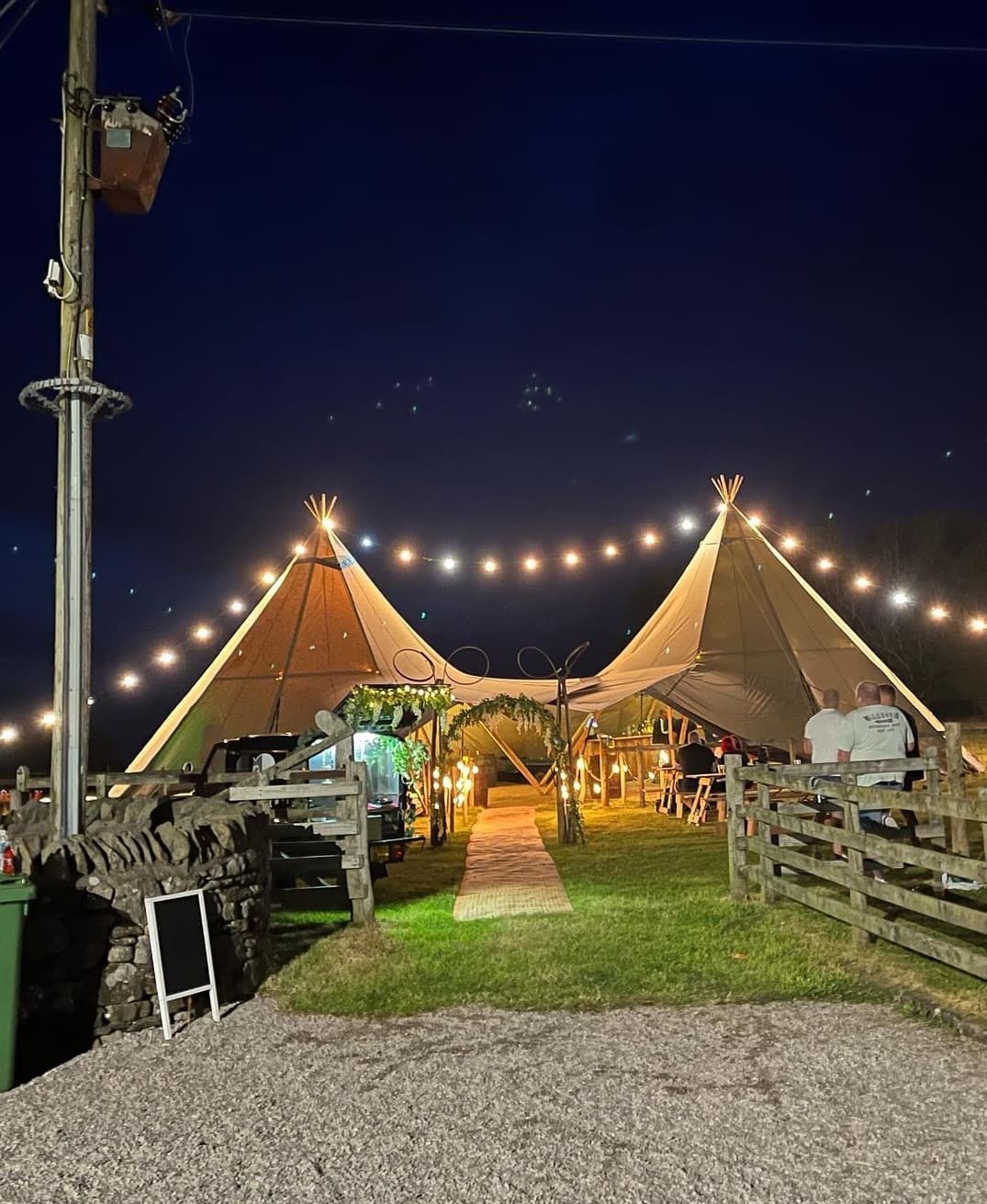Flying festoons